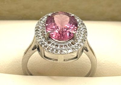 Bague en or blanc sertie d'une tourmaline rose et de diamants