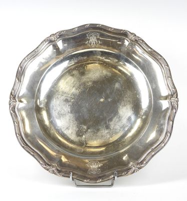 un plateau d'argent antique sur un support sur fond blanc
