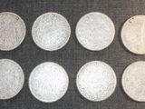 six types différents de pièces d'argent sont alignées