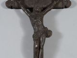 une statue de jésus en croix sur le mur