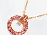 collier plaqué or orné de cristaux roses et blancs sur une chaîne