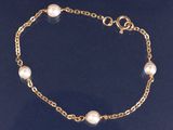 un gros plan d'un bracelet en or orné de perles