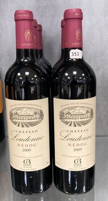 deux bouteilles de vin rouge posées sur un comptoir, à côté d'une bouteille de vin