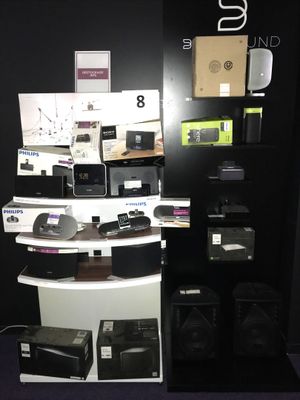 un présentoir d'appareils électroniques dans un magasin