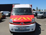 un camion de pompiers rouge et jaune garé sur un parking