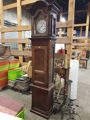 une grande horloge de parquet au milieu d'une pièce