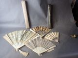 un bouquet de fanons et une bougie posés sur une table