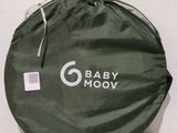 a bag that is sitting on the floor in front of a wall