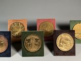 six types différents de pièces d'or sont exposés en rangée