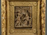 un cadre doré orné d'un relief représentant un homme et une femme dans un jardin