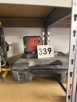 une boîte d'œufs posée sur une étagère dans un magasin
