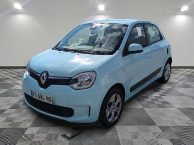 la photo d'une petite voiture bleue garée dans un garage