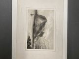 photographie en noir et blanc d'un homme portant un chapeau et une canne