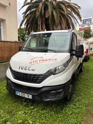 une camionnette blanche garée dans l'herbe