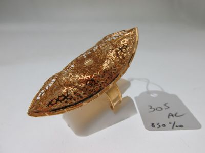 une photo d'une bague plaquée or à laquelle est attachée une étiquette