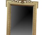un miroir à cadre doré sur fond blanc, avec un fond blanc