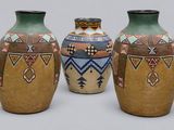 trois vases posés côte à côte sur une surface grise