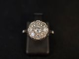 gros plan d'une bague en diamant sur une surface noire