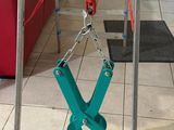 une photo d'une échelle à laquelle sont suspendues une paire de ciseaux