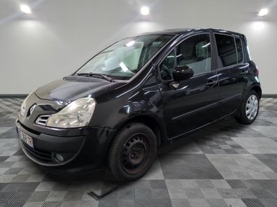 la photo d'une petite camionnette noire garée dans un garage
