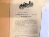 un livre ouvert sur lequel se trouve une feuille de papier