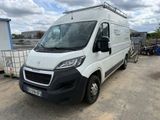 la photo d'une camionnette blanche garée sur un parking