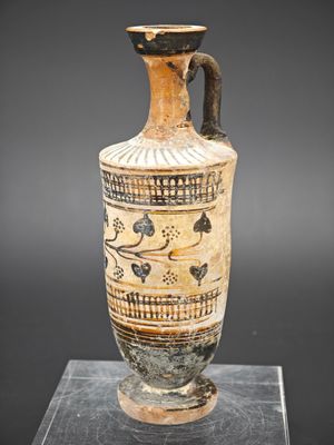 un vase posé sur un socle en verre