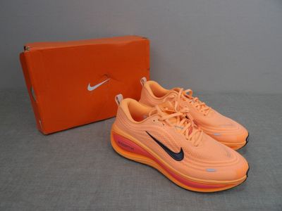 La Nike Air Max se trouve dans une boîte orange, à côté d'une paire de chaussures