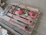 une palette en bois sur laquelle sont posés tout un tas d'outils