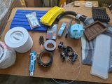 une table sur laquelle se trouvent plusieurs objets