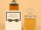 l'image d'un flacon de parfum à côté d'une boîte