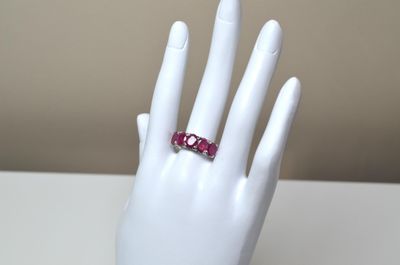 Une bague jarretière en argent sertie de 5 cts env de rubis …