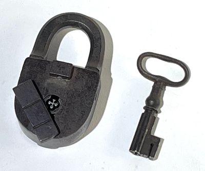 Cadenas à système en fer forgé, bien complet de sa clé à trèfle. Début - Photo 1