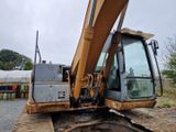 une photo d'un engin de chantier garé sur le bord de la route