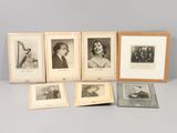 six photographies encadrées, en noir et blanc, représentant des femmes et des hommes, sont posées sur une table