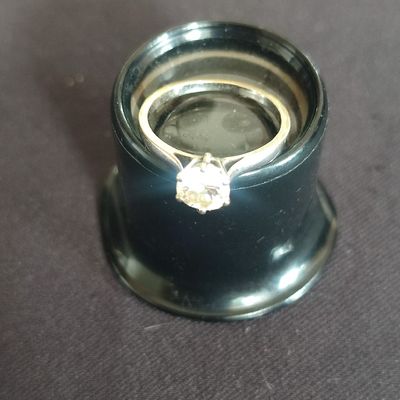Bague solitaire ornée d'un diamant d'env 0.