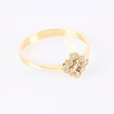 un gros plan d'une bague en or ornée d'un motif floral