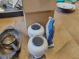 une table sur laquelle sont posés de nombreux vases et bols