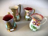 trois vases posés sur une table l'un à côté de l'autre