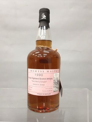 une photo d'une bouteille de whisky posée sur une étagère en verre