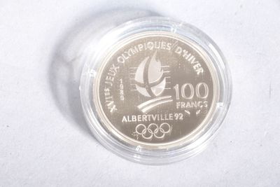 la pièce se trouve dans un étui en plastique transparent posé sur une surface blanche