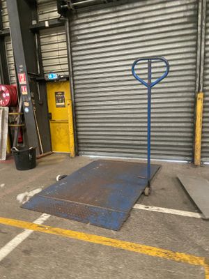 une photo d'un parking avec un parcmètre au milieu