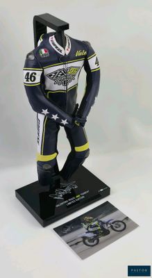 statue d'un homme en combinaison de course, debout à côté d'une carte