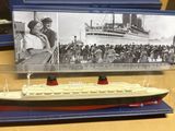une maquette de paquebot exposée dans une vitrine