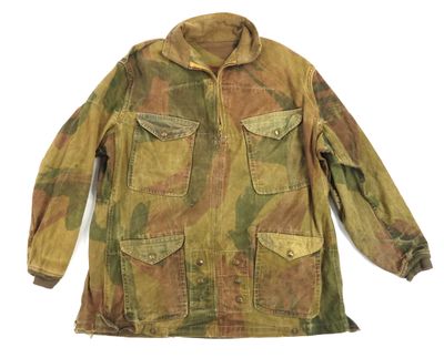 un gros plan d'une veste militaire sur fond blanc