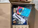 une boîte en carton contenant un certain nombre d'objets
