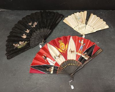 Trois ventilateurs chinois sont posés les uns à côté des autres sur une table