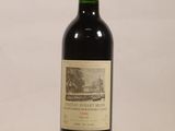 une bouteille de vin posée sur une table