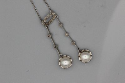 une photo d'une paire de boucles d'oreilles ornées de perles