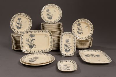 un grand nombre d'assiettes posées sur une table